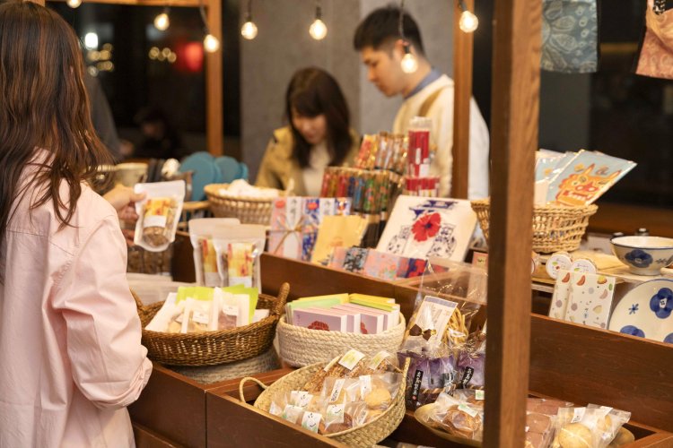 毎日20時になると、ロビーに夜市が出現。スタッフみずから体験し、自信をもっておすすめする商品がずらり。