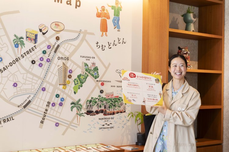 ロビーに設置された「ご近所マップ」には、スタッフおすすめの飲食店などを掲載。OMOレンジャー・田中ともみさんの案内で「市場まーさんぽ」へ。9:30〜10:45、通年開催。1000円（要予約）。