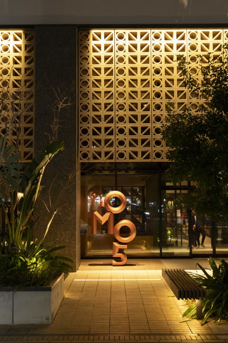 ホテルの入口には沖縄建築の特徴である、花ブロックの装飾が。よく見ると、ブロックが「OMO」の形！