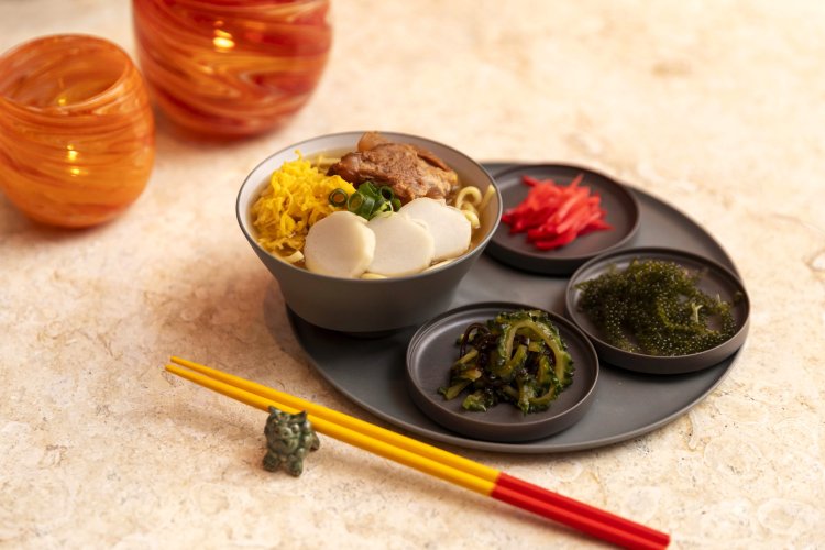 「OMOカフェ＆バル」では〆沖縄そば800円のほか、マンゴーを使ったデザートも提供。琉球グラスの幻想的な灯りが夜を彩る。