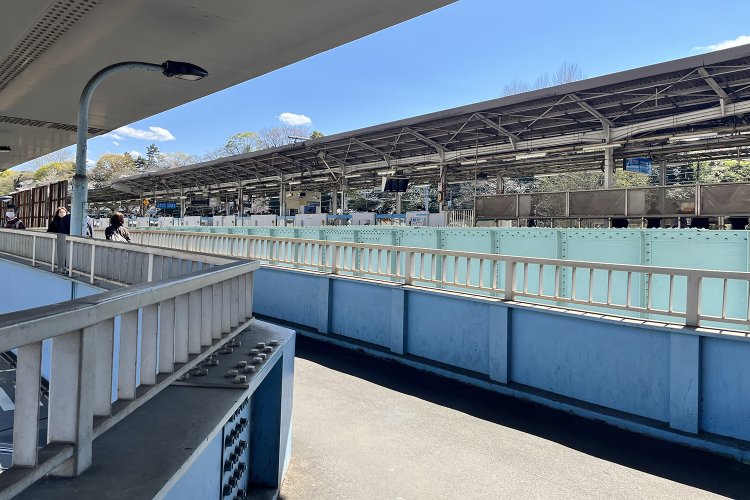 奥に見えているのはJRのホーム。