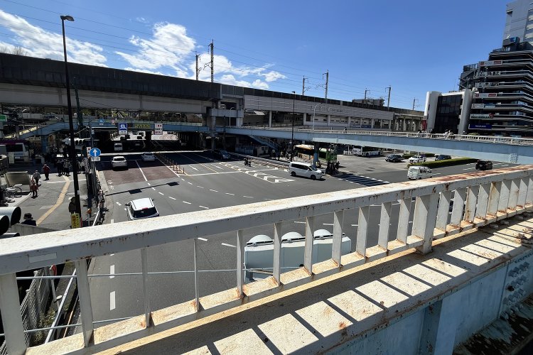 写真の左奥の階段を下りれば都電の王子駅前停留場。