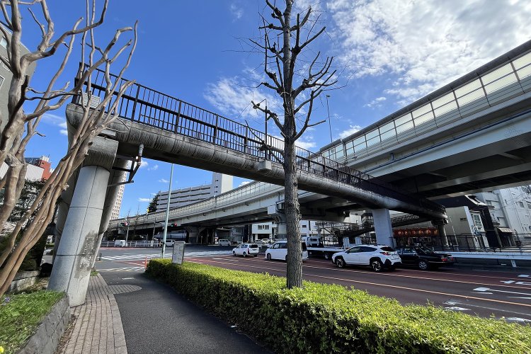 【東京街角クイズ】この写真、どこの歩道橋でしょう？