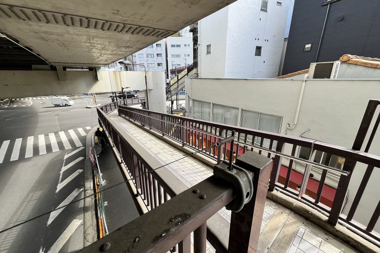 緩やかなスロープ。バリアフリーのためではなく、首都高の柱の下をくぐるために下がっていると思われる。