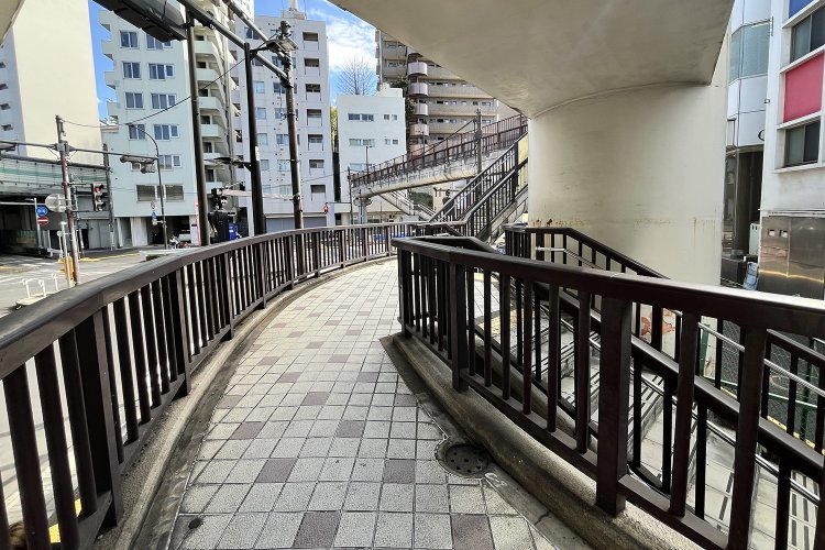 弧を描く踊り場部分。