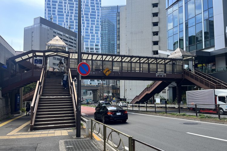 坂の上から見下ろしたところ。奥にスクラブルスクエアとヒカリエが見える。