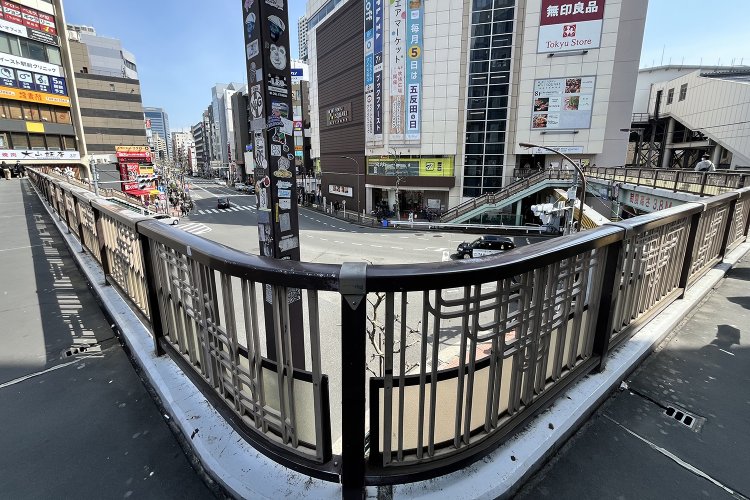 写真右奥は東急池上線の五反田駅。