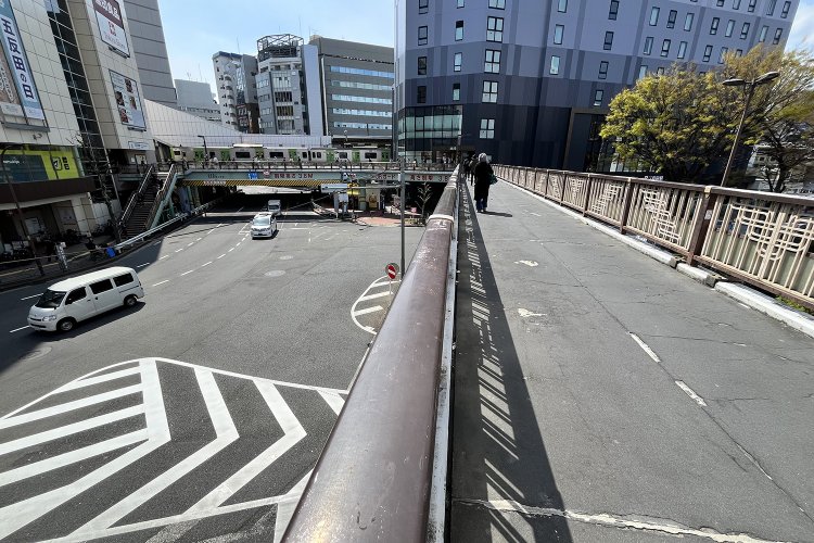東側から五反田駅方面を見る。