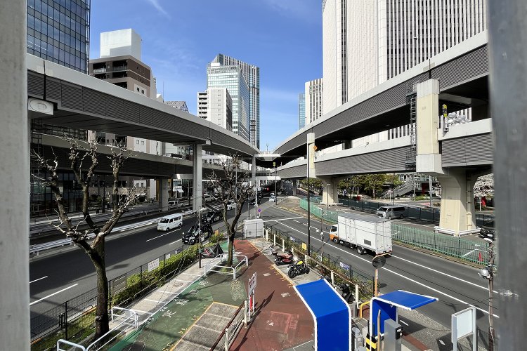 左が六本木通り、右が麻布通り。どこを眺めても立体的な風景を楽しめる。