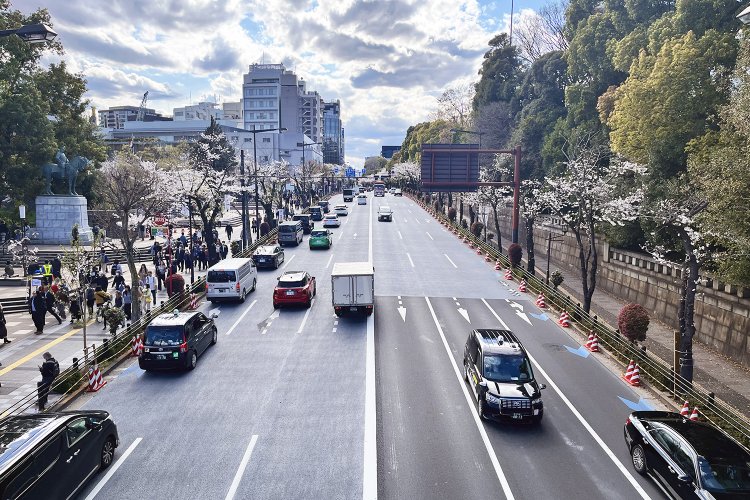 田安門前歩道橋の上から見る靖国通り。