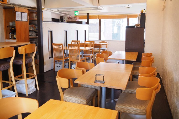 『浜まち』の店内。自由が丘駅から徒歩5分ほど、ビルの2階にある。