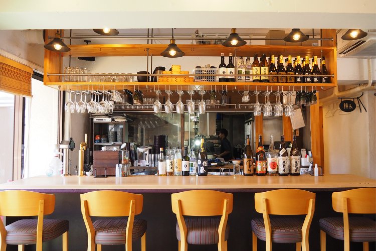 店内にはカウンター席も。