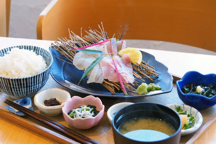 お刺身定食1480円。奥からヒラマサ、ヒラメ、釣りメバル。小鉢も青森の食材を使ったものだ。