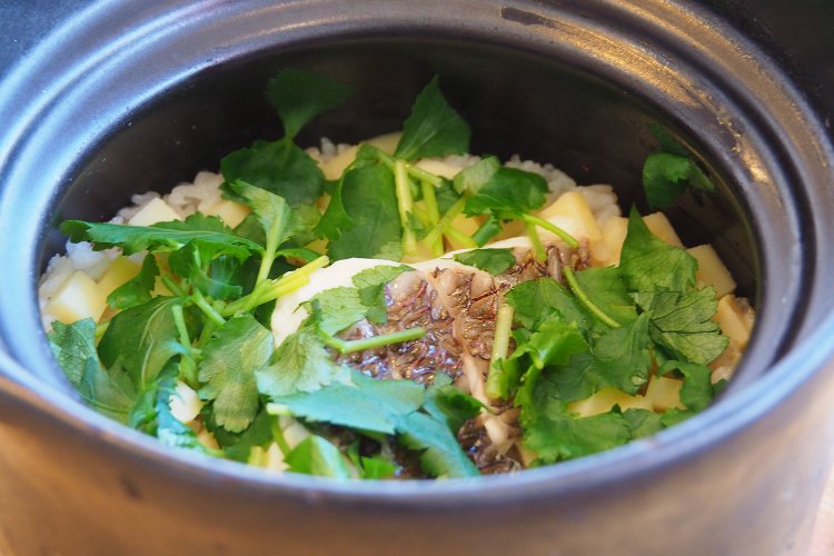 土鍋ご飯1合1280円〜（内容により異なる）。この日はサクラダイとタケノコがたっぷりで、春爛漫の一品だった。