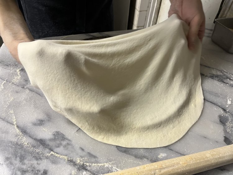 打ち粉にデュラムセモリナ粉を使うことでザクザクとした食感に。また、生地に牛乳などを加え味や食感がブラッシュアップした。