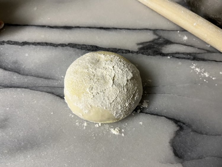 吟味して選んだ小麦粉で作った生地を伸ばしていく。