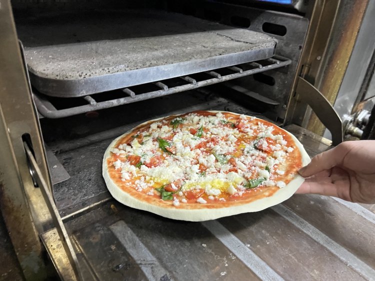 たっぷりチーズをかけたら、オーブンで焼くこと3分。