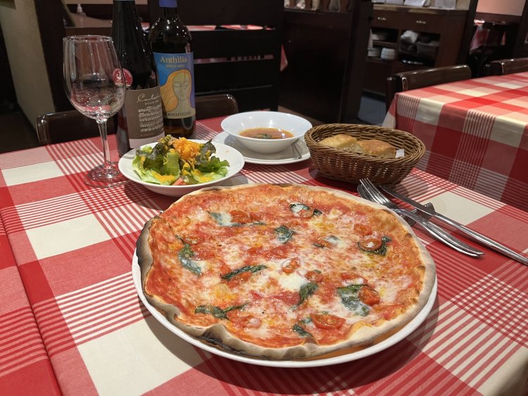 ランチで一番人気メニューは、ローマ風ピッツァのマルゲリータ1650円（スープorサラダ、自家製パン、ドリンク付き）。