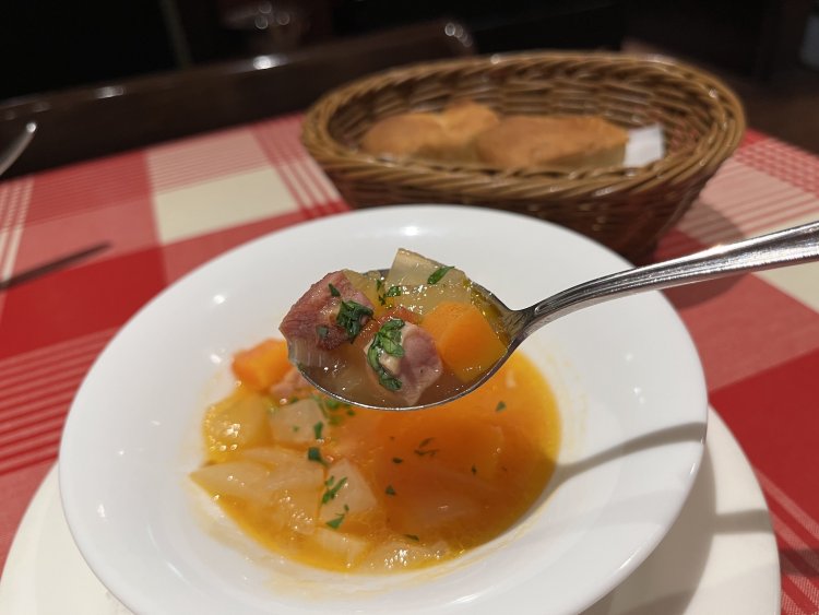 ごろごろ野菜が入ったコンソメスープはやさしい味付けだ。フッカフカの自家製フォカッチャと一緒にいただこう。