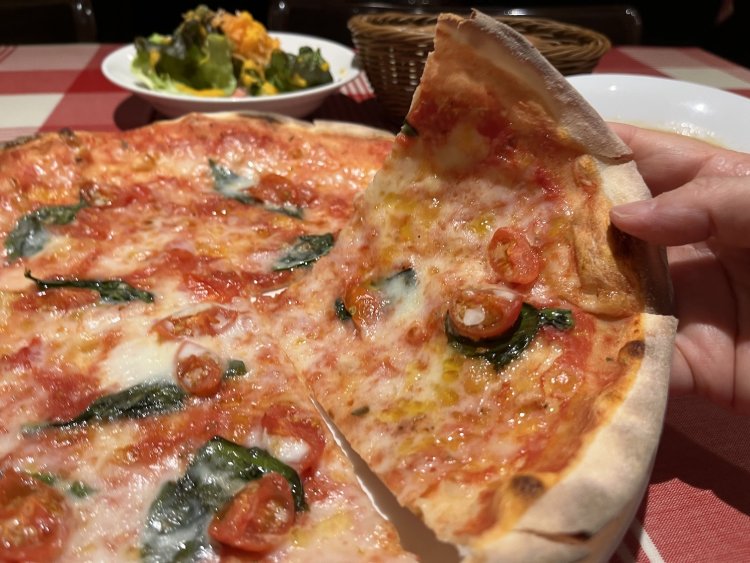 マルゲリータは、トマトの旨味やフルーティーさ、たっぷりのチーズとバジルの香りが相まった定番人気。