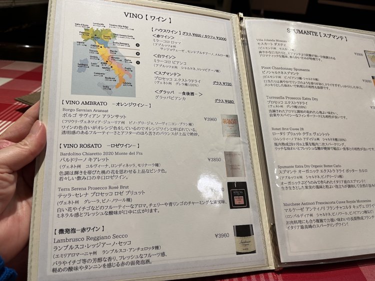 グラスワインは700円から用意され、ボトルワインもリーズナブルだ。