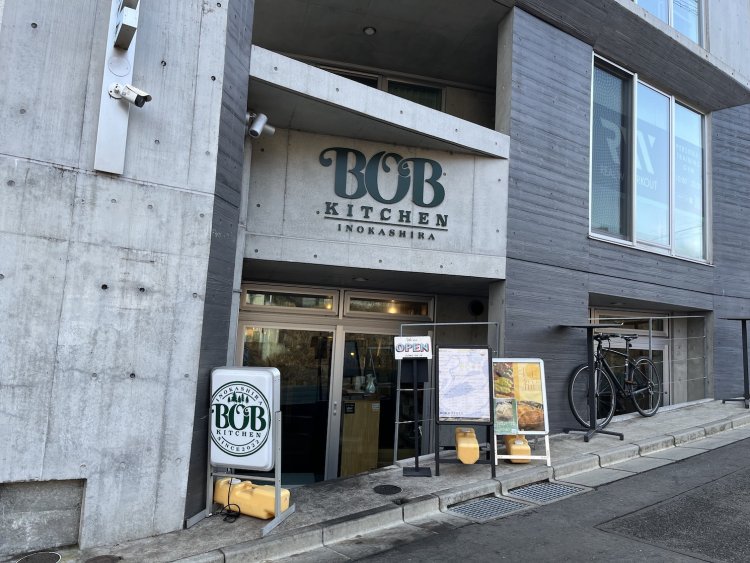 店舗は半地下にあるが、目立つ看板があるのですぐにわかる。