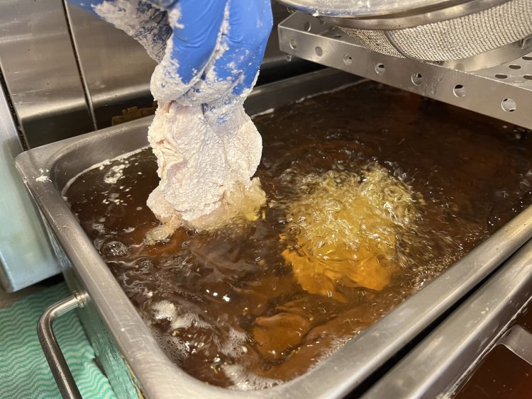 漬け込みだれをよく切ってから片栗粉にまぶした鶏もも肉は、2度揚げすることでカリッと仕上がる。