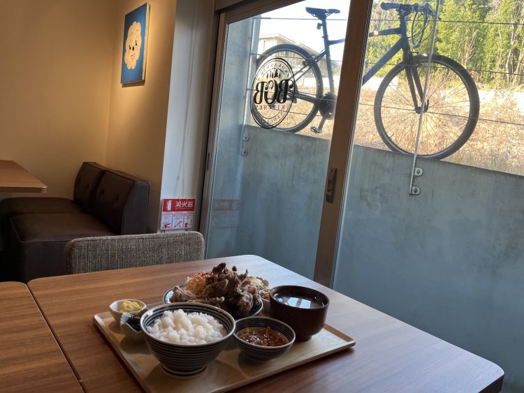 店内はゆったり座れるソファ席やテーブル席、カウンター席も完備。