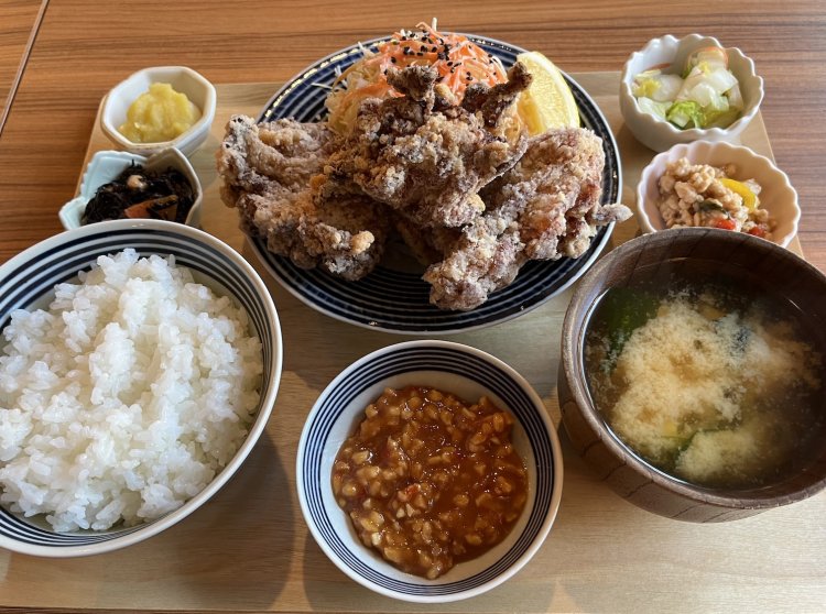 お総菜は4品、プラス唐揚げ用のソースが4種から1つ選べる。写真はスイートチリナッツソース。