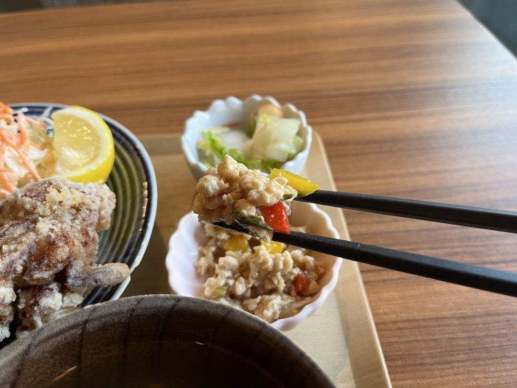鶏ひき肉とパプリカをナンプラーで味つけたガパオ風の総菜もご飯に合う。