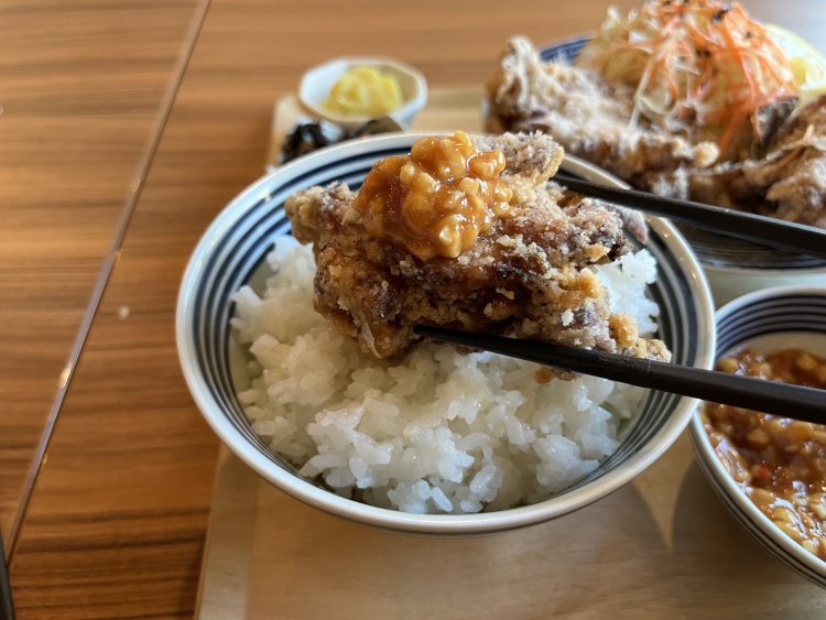 えーい、ご飯にワンバン！　スイートチリナッツソースだけをご飯にかけてもよさそう。