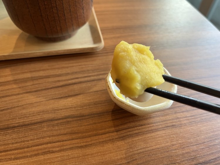 最後のお総菜は、西荻窪の『是清』謹製、季節がわりのおだんごだ。写真はいもあんだんご。