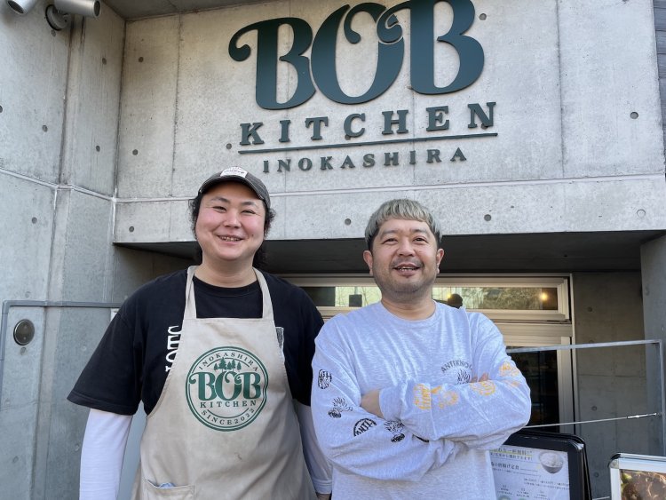 オーナーの関川さん（右）、店長の福田さん。