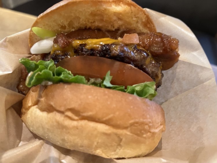 角煮バーガー1650円。バンズからはみ出るポークとビーフが迫力！　角煮は夜でも名物として提供されるため、人気のフルーツサワーと合わせてみるのもアリだ。ぜひ昼と夜、お店の違った顔を楽しんでみよう。