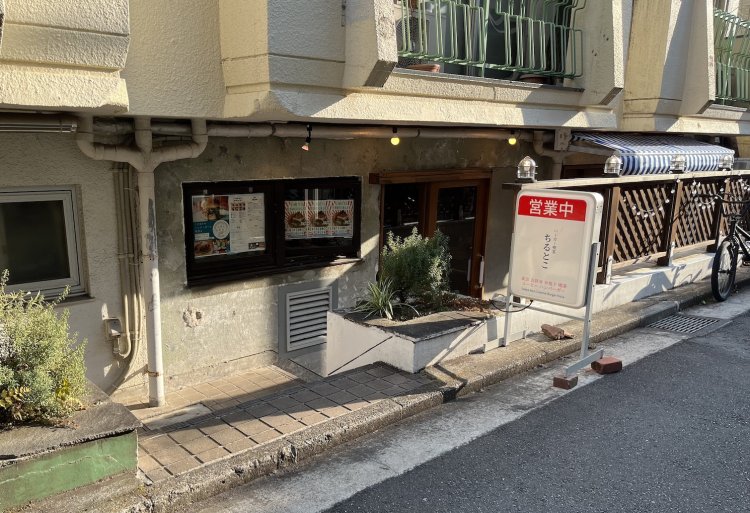 路地を曲がってすぐ。ビルの半地下に店の入り口がある。