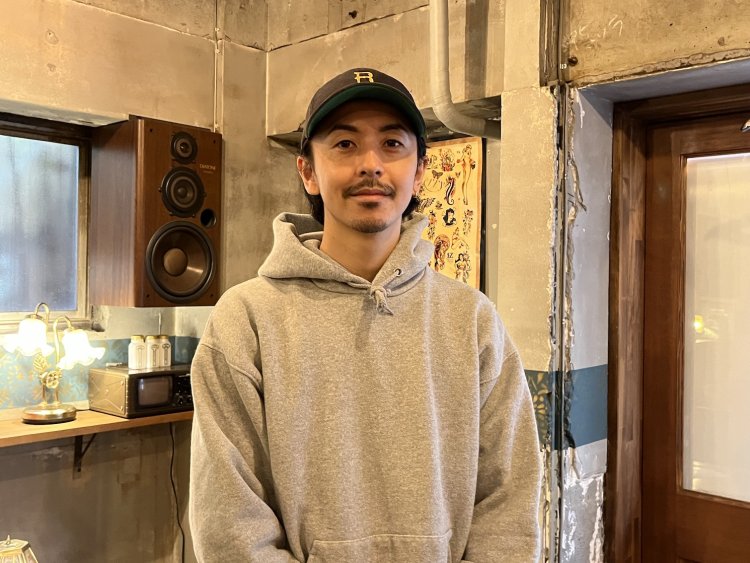 「新品のピカピカしたダイナーではなく、アンティーク感のある空間が好きなんです」と話すオーナーの青木健吾さん。