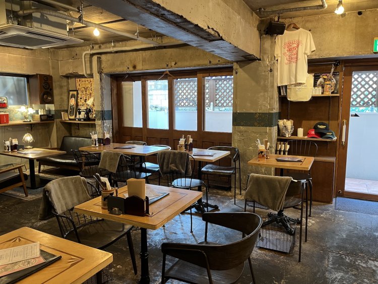 自然光とランプの光は温かみがあり心地よい。