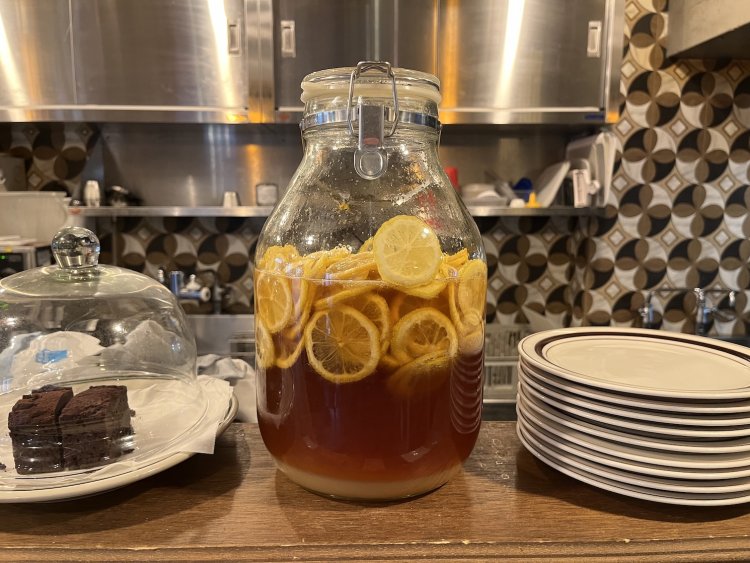 自家製のレモネードはソフトドリンクでも、お酒入りのサワーでの注文も可能。