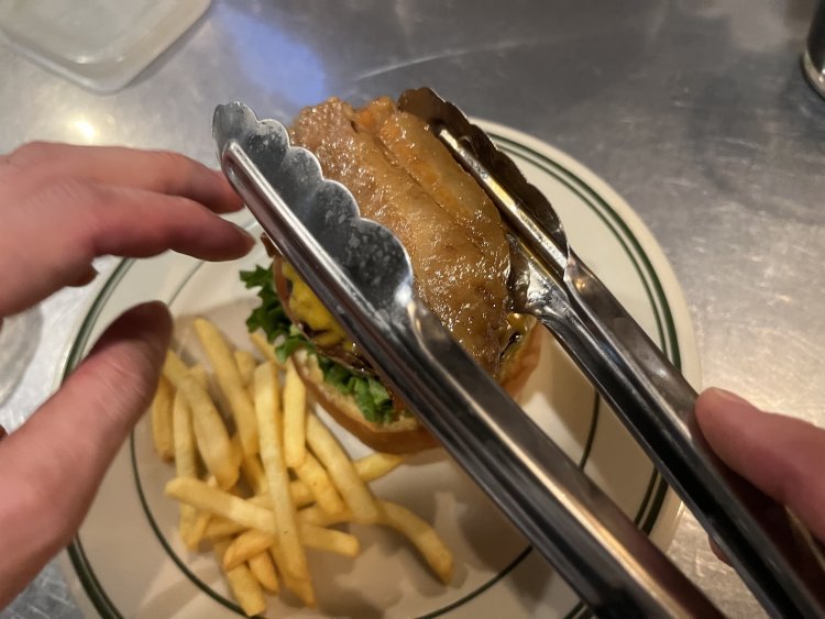 レタス、トマト、ビーフパティで十分ボリュームがあるのに、そこへ自慢の角煮をドーンとON。