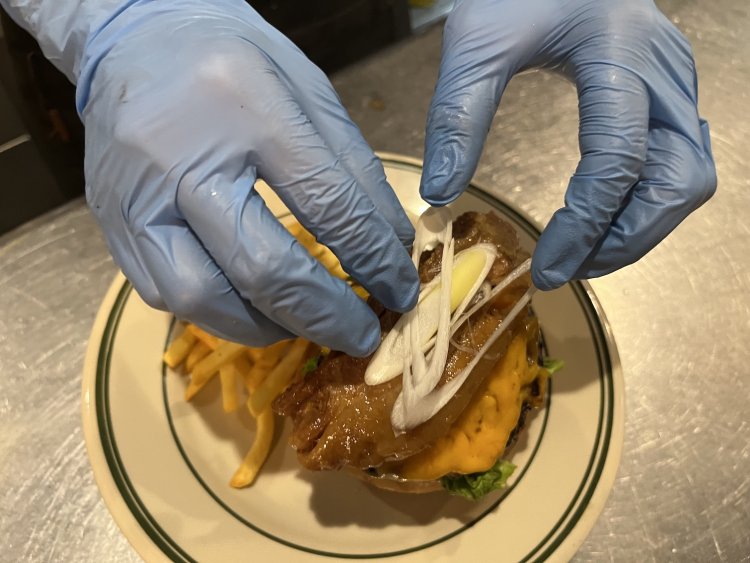 オリジナルのハンバーガーは、和風のテイストを取り入れるのも『ちるとこ』流。角煮バーガーには長ネギが欠かせない。