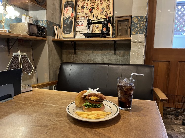 店内の雰囲気にハンバーガーとコーラが合う。