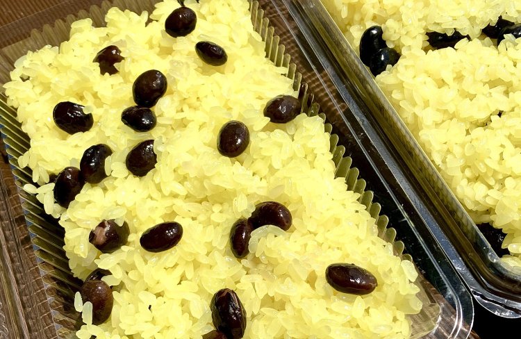 みなさんの家でも黄飯を作ってみては？　普通におこわを炊くのと同じ流れです。くちなしの色を出した水で炊くだけ！