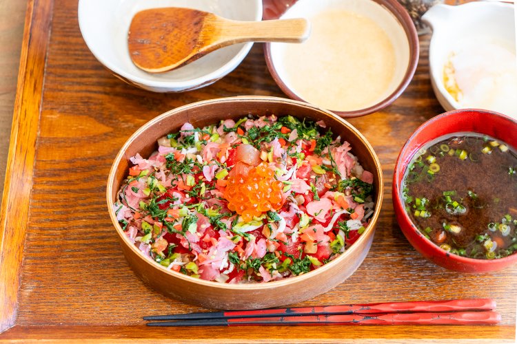 魔窟と呼ばれる目黒「メグロード」の居酒屋『酒嚢飯袋』へ。名物・海鮮わっぱ飯で彩りランチを