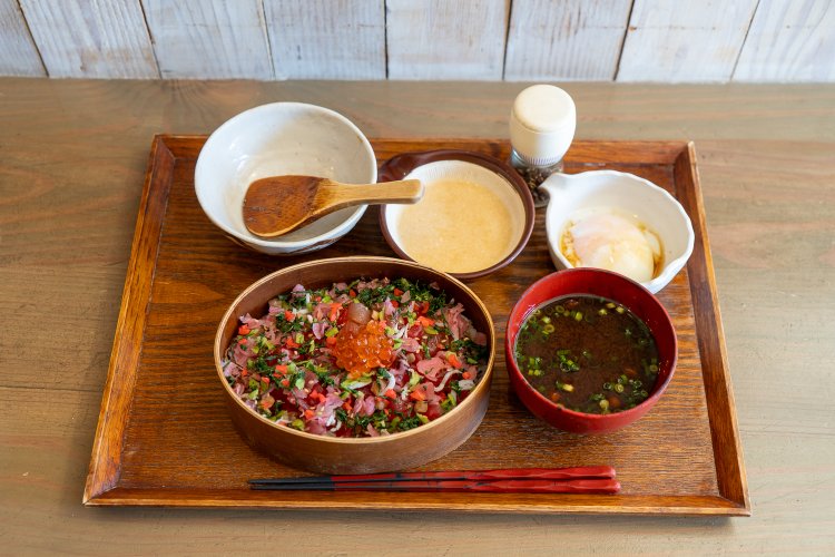 海鮮わっぱ飯（温玉、トロロ、赤だし付）ランチは並1500円。夜は単品で並1540円（価格は取材時の値段。時期によって変更あり）。