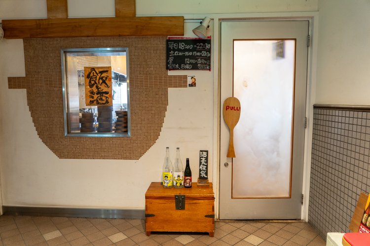 お店は階段を上ったらすぐ。