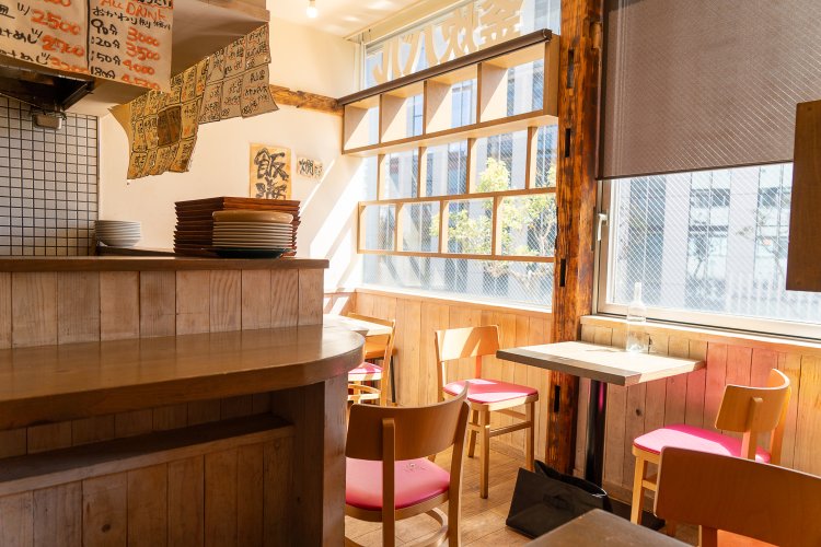 昼間の店内は明るい。カウンター席もある。