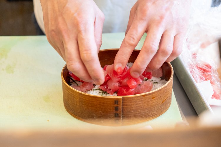 ご飯の上に刻み海苔、そしてビンチョウマグロのブツ切りをたっぷり。