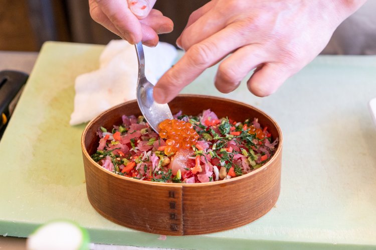 仕上げにイクラを添えて完成。