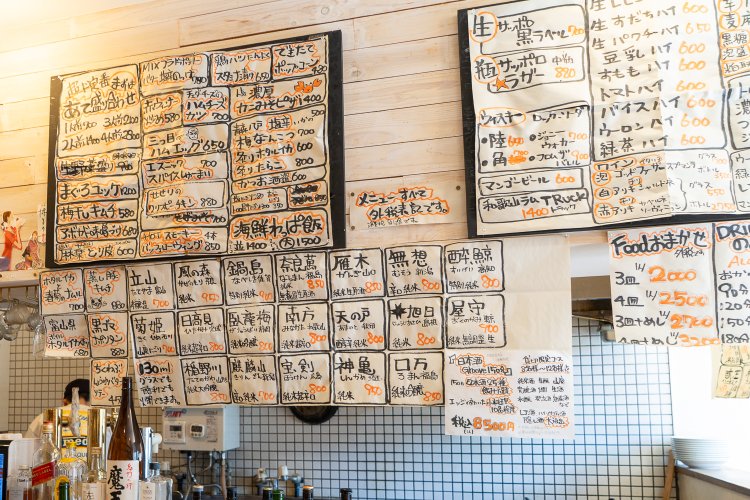 夜のメニューは壁に貼られているスタイル。