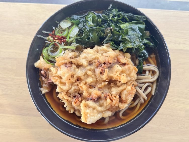 げそ天そば660円。デフォルトのかけでたっぷりのわかめが入る。